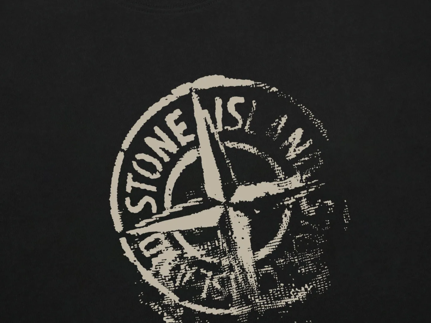 🅿️170 Stone Island Short Sleeve - Made of 280g double yarn pure cotton, the fabric color is custom-dyed and will not shrink or fade. Comfortable to the touch and super texture❤️Full set of accessories. A must-have for trendy men and trendy women, the classic off-shoulder slightly wide version is available exclusively from stock!           ⚠ Top version official website quality ❕ Color: White Black Size: S M L XL Crowd: Same style for men and women